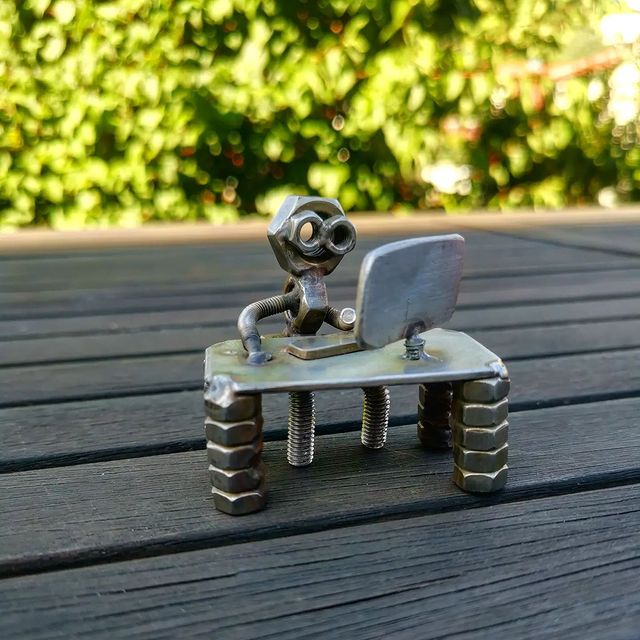 Schraubenmännchen am Computer