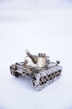 Lade das Bild in den Galerie-Viewer, Panzer aus Edelstahl
